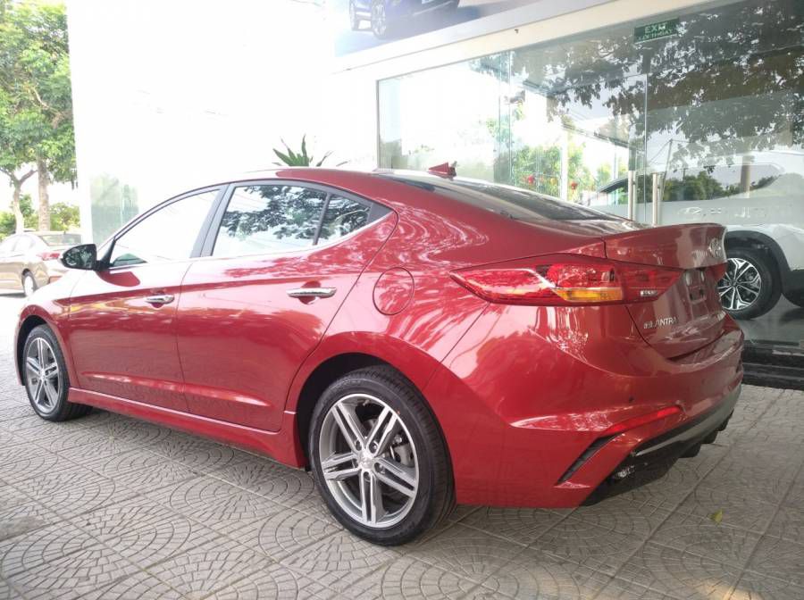 So huu ngay HuynDai elantra facelif 2019 voi chi 200 trieu dong