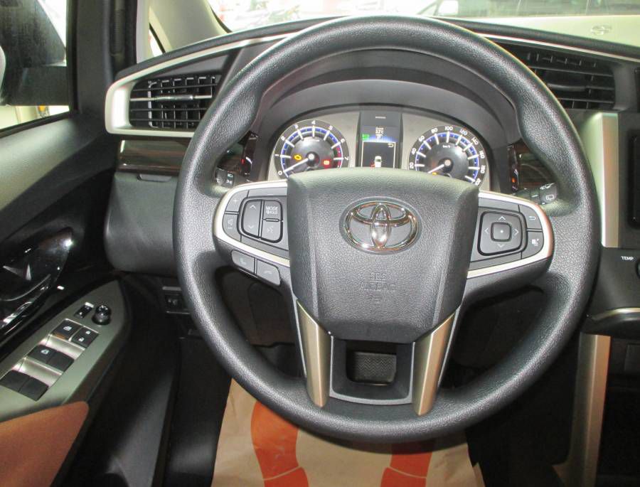 Ban Toyota Innova 2.0G moi Ho Chi Minh Chi can 240tr nhan xe ngay. Co du mau xe giao ngay toan quoc.