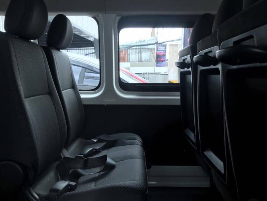 Ca Map Toyota Hiace khuyen mai den 150tr