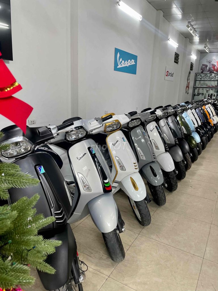 Vespa Thành Luân tặng cặp dầu, ắc quy, quà tặng