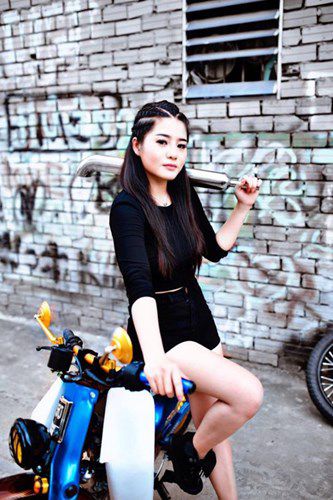 Hot girl Viet do dang "sieu sexy" ben Honda Super Cub-Hinh-4