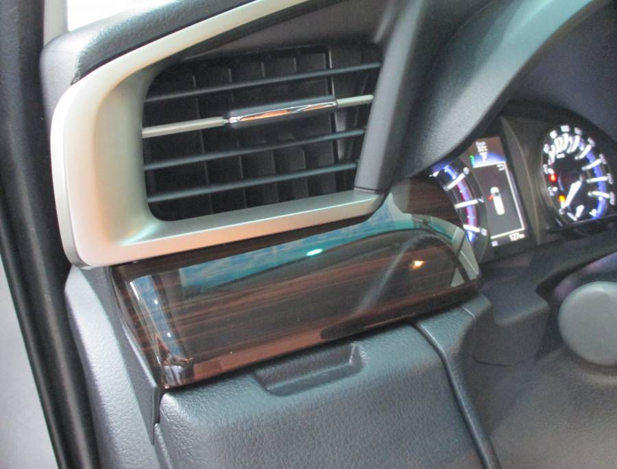 Ban Toyota Innova 2.0G moi Ho Chi Minh Chi can 240tr nhan xe ngay. Co du mau xe giao ngay toan quoc.