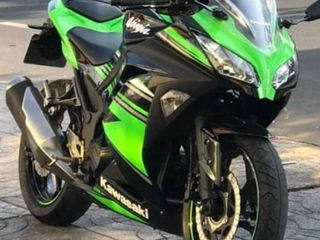 Cần bán Kawasaki Ninja 300 2017 màu đen đậm xanh lá