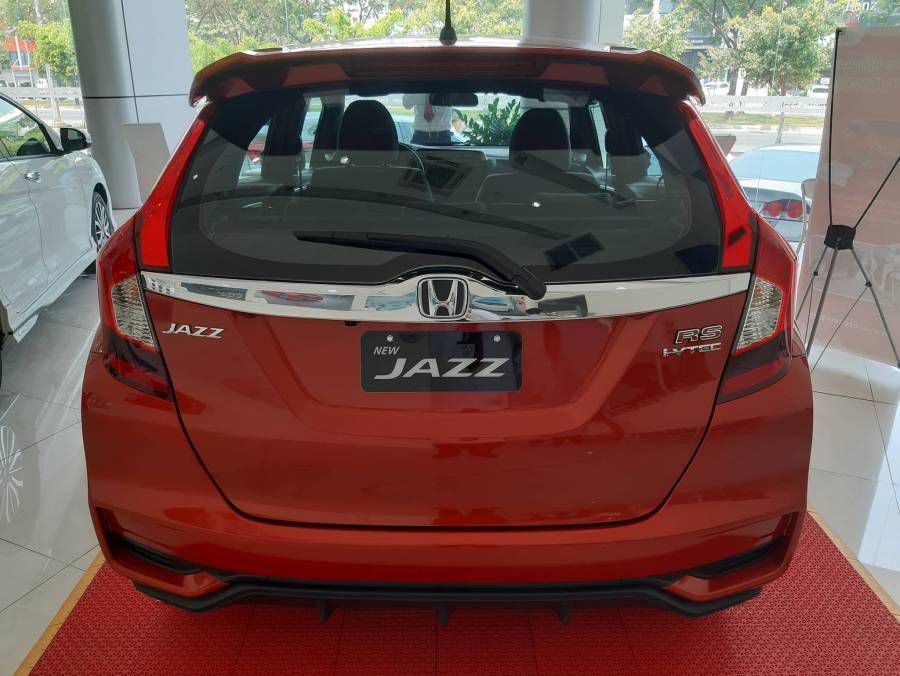 Mua Honda Jazz nhan ngay xe may Honda Vision Giao xe ngay voi 190 trieu