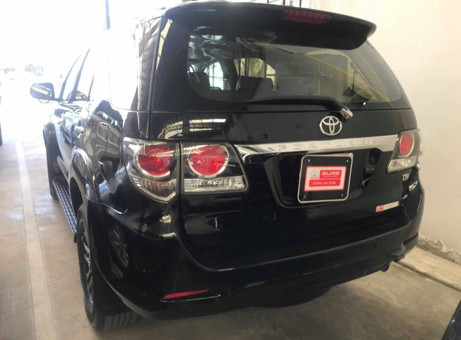 Toyota Fortuner V 2016 mau den huyen thoai.