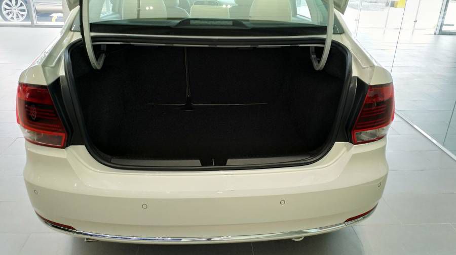 Ban Xe Volkswagen Polo Sedan nhap khau chinh hang moi, giam tien + ho tro vay 90%. Goi ngay: 0933 365 188