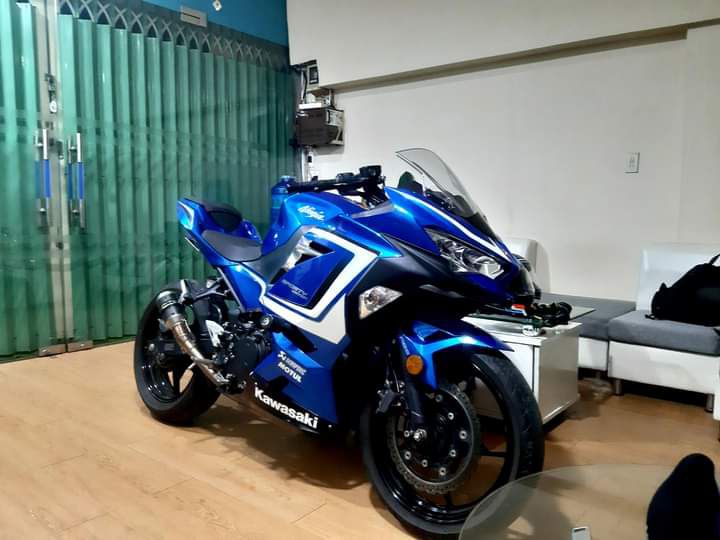 Cần bán Kawasaki Ninja 400r 2013 màu đen xanh da trời