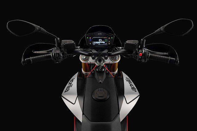 Chi tiet Aprilia Dorsoduro 2018 "doi thu" Ducati Hypermotard-Hinh-5