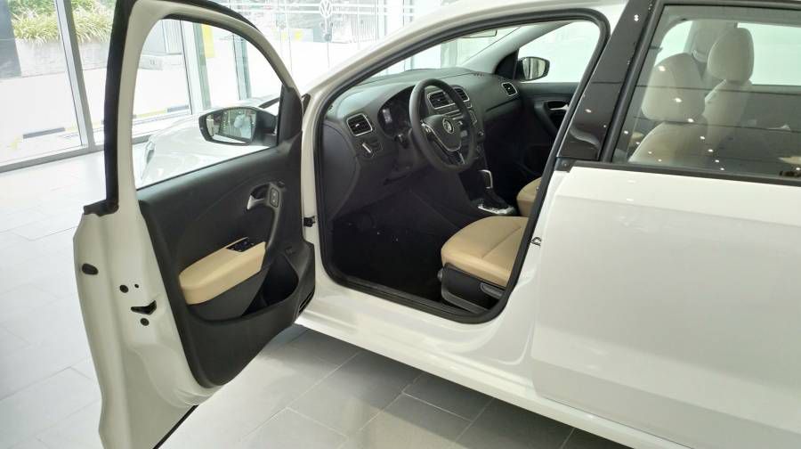 Ban Xe Volkswagen Polo Sedan nhap khau chinh hang moi, giam tien + ho tro vay 90%. Goi ngay: 0933 365 188