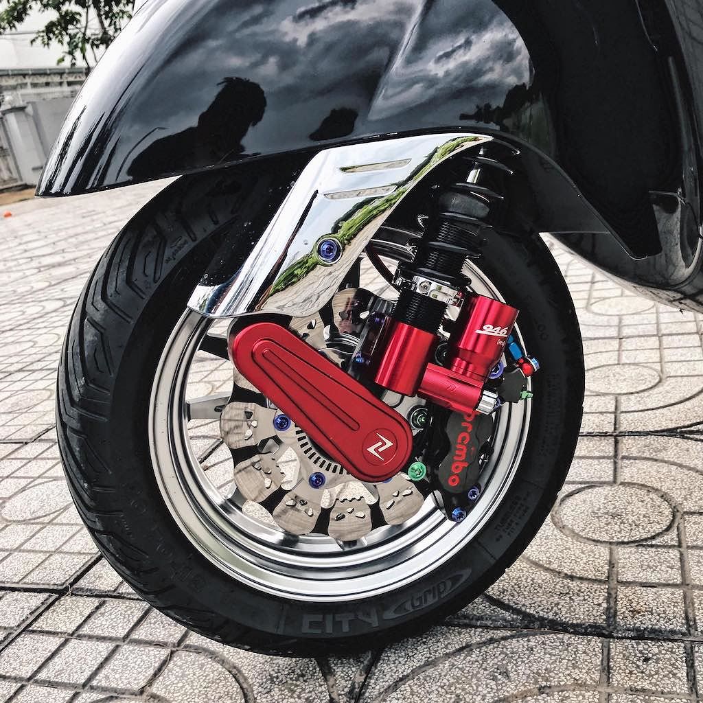 Rơi vào tay biker Việt, Vespa GTS 300 thêm đẳng cấp với loạt đồ chơi “hàng hiệu“ ảnh 3