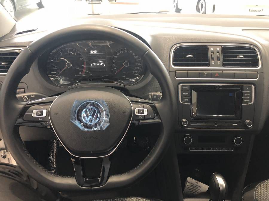 Ban Volkswagen Polo Sedan 1.6 AT 6 Cap So -Khuyen Mai Hap Dan