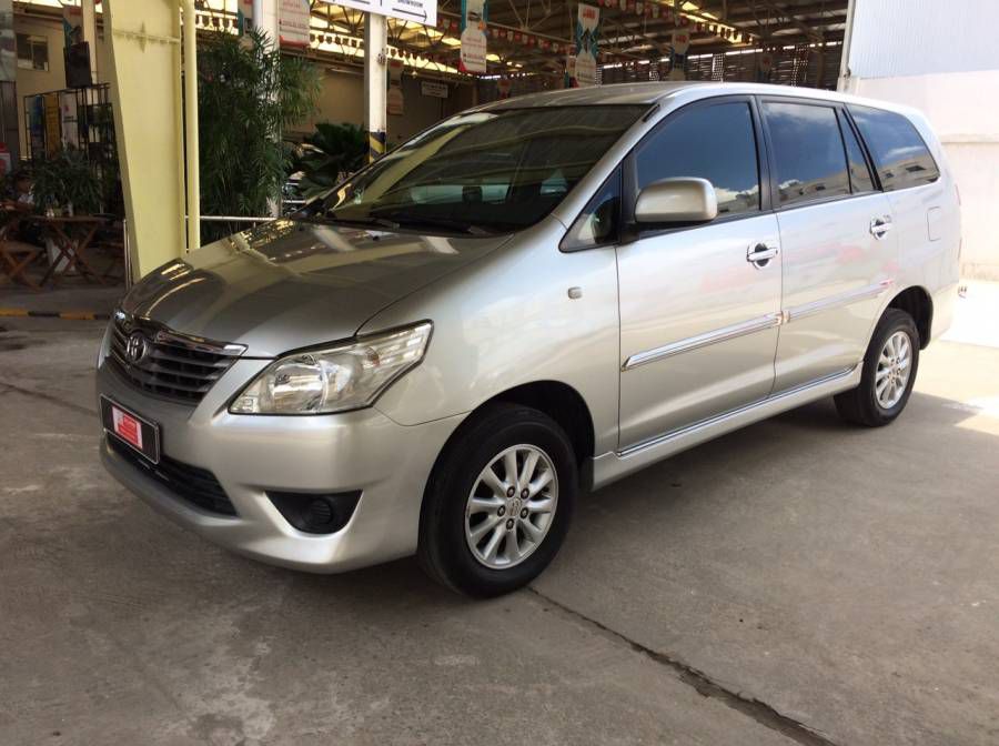 Ban tra gop Innova E 2013 mau bac - xe chinh hang nhu moi