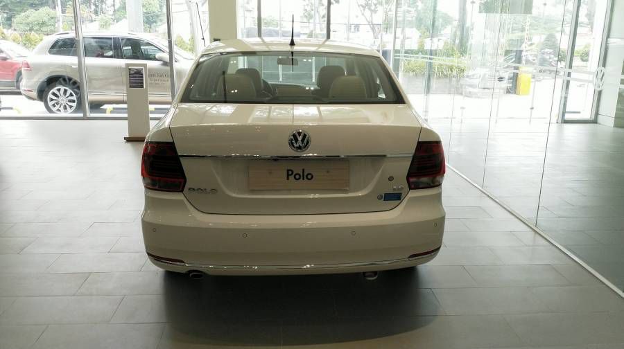 Ban Xe Volkswagen Polo Sedan nhap khau chinh hang moi, giam tien + ho tro vay 90%. Goi ngay: 0933 365 188