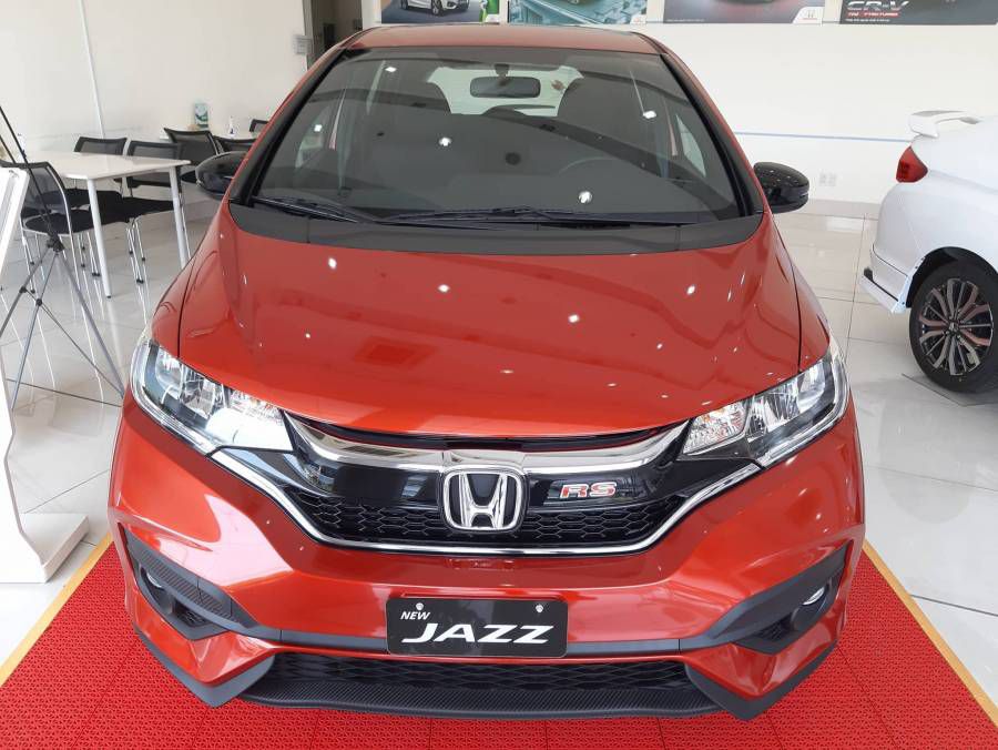 Mua Honda Jazz nhan ngay xe may Honda Vision Giao xe ngay voi 190 trieu