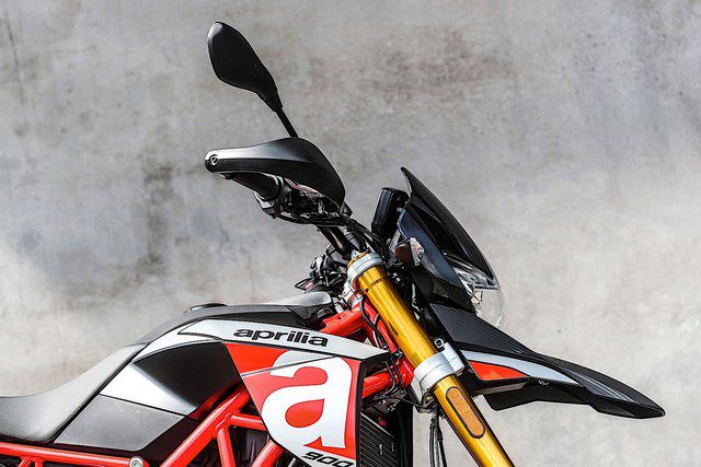 Chi tiet Aprilia Dorsoduro 2018 "doi thu" Ducati Hypermotard-Hinh-4