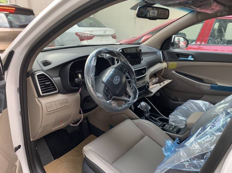 Hyundai Tucson 2019 Da Nang, Co san giao ngay, Goi qua tang hap dan, Ho tro Grab - Vay 80% gia tri xe. Lien he: 0905.59.89.59