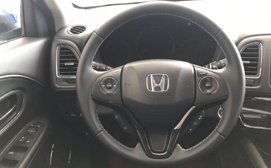 HONDA HRV NHAP THAI MAU TRANG 100% GOP 250TR GIAO XE NGAY KHUYEN MAI KHUNG