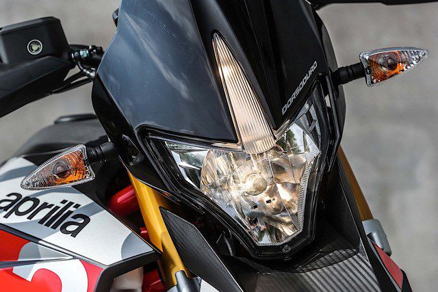 Chi tiet Aprilia Dorsoduro 2018 "doi thu" Ducati Hypermotard-Hinh-3