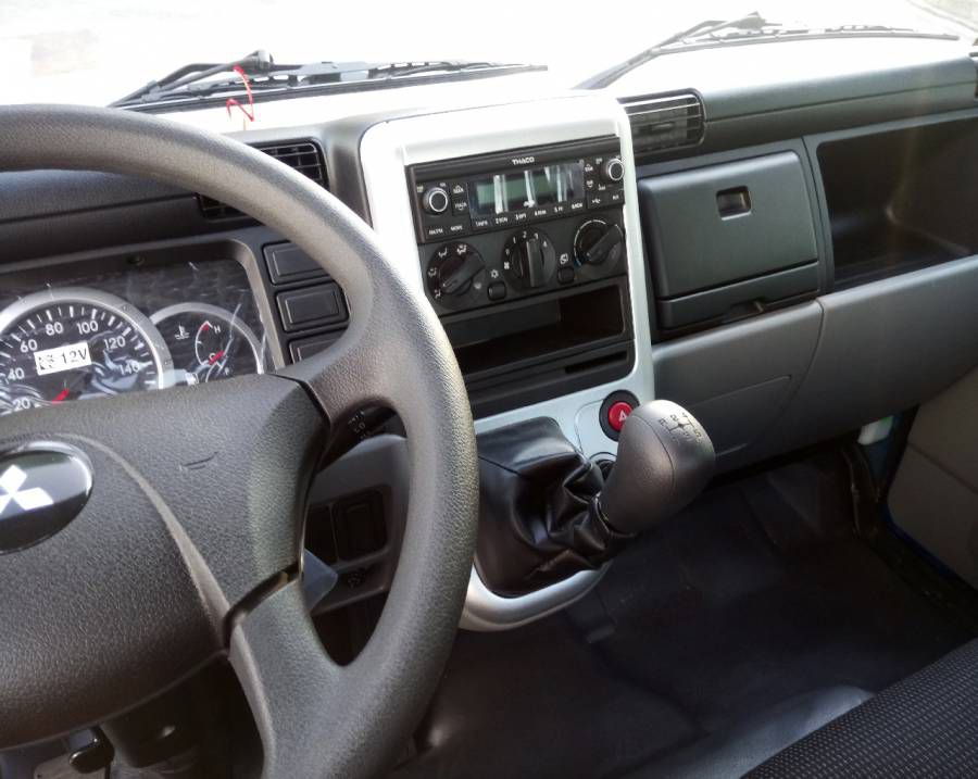 Xe tai 2.1 tan Mitsubishi Fuso Canter 4.99 - Mui bat - Xanh duong - Linh kien Nhat Ban