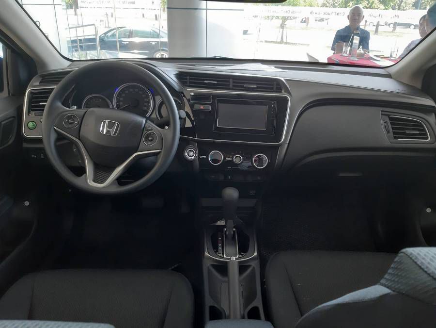 Mua Honda Jazz nhan ngay xe may Honda Vision Giao xe ngay voi 190 trieu