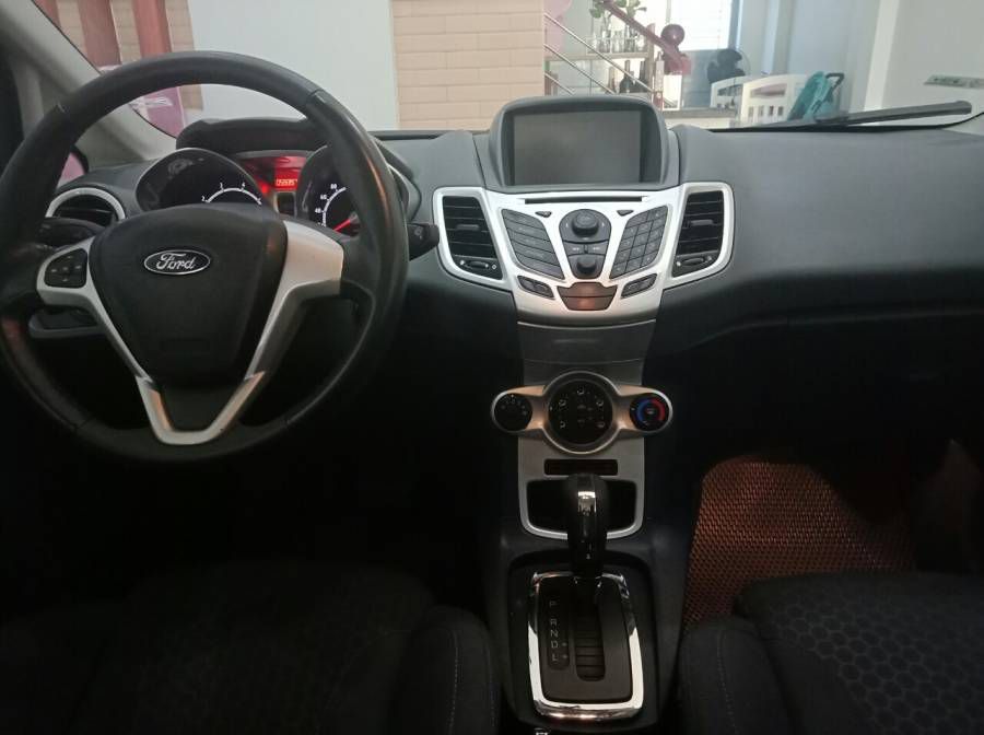 Can ban Ford Fiesta S 1.6AT 2013, mau trang, da di 59,397 km. 375tr (co thoa thuan)