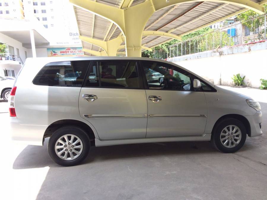 Ban tra gop Innova E 2013 mau bac - xe chinh hang nhu moi