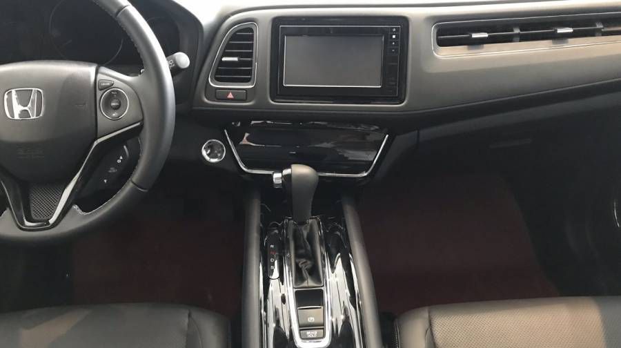HONDA HRV NHAP THAI MAU TRANG 100% GOP 250TR GIAO XE NGAY KHUYEN MAI KHUNG