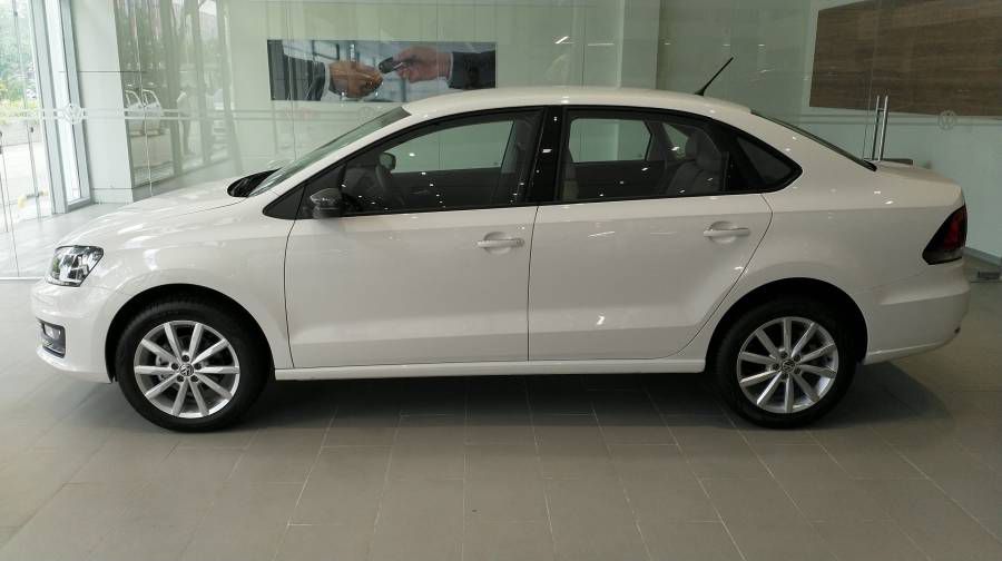 Ban Xe Volkswagen Polo Sedan nhap khau chinh hang moi, giam tien + ho tro vay 90%. Goi ngay: 0933 365 188