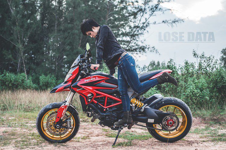 Chan dai Viet do dang "sieu ngau" ben moto Ducati Hypermotard