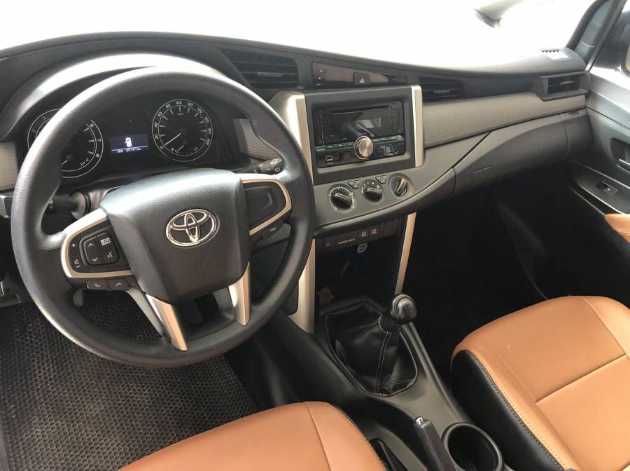 Bán Toyota Innova 2.0E, 2017, số sàn, màu nâu, 4 vỏ theo xe zin