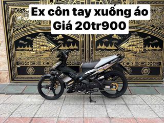 Ex xuống áo máy móc bao êm khỏi bàn.