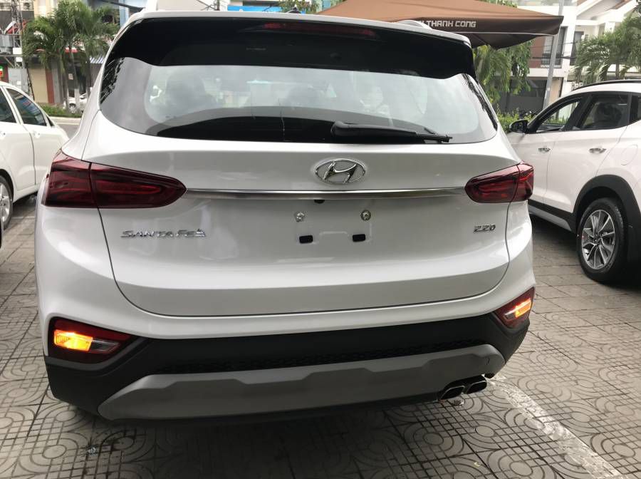 Hyundai Santafe 2019 Da Nang, Co san giao ngay, Qua Tang hap dan, Ho tro Grab - Vay 80% gia tri xe. Lien he: 0905.59.89.59