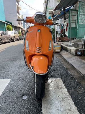 Xe Vespa srint 125 màu cam 2018 nhà đi nên rất kỷ.