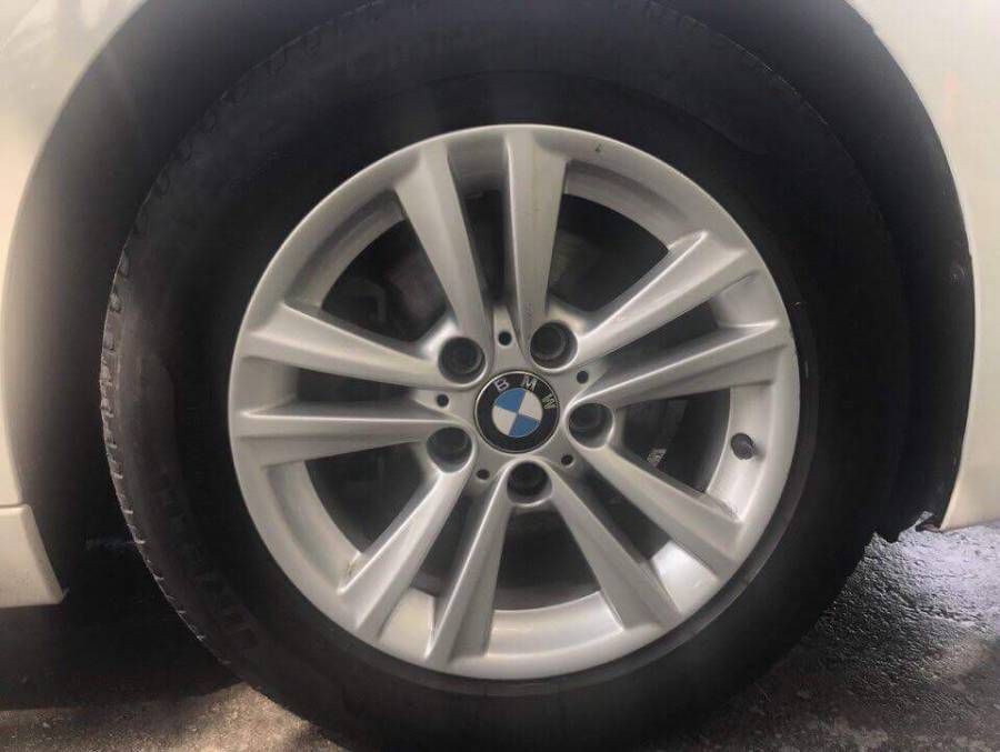 Xe BMW 320i doi 2015 mau trang, nhap khau