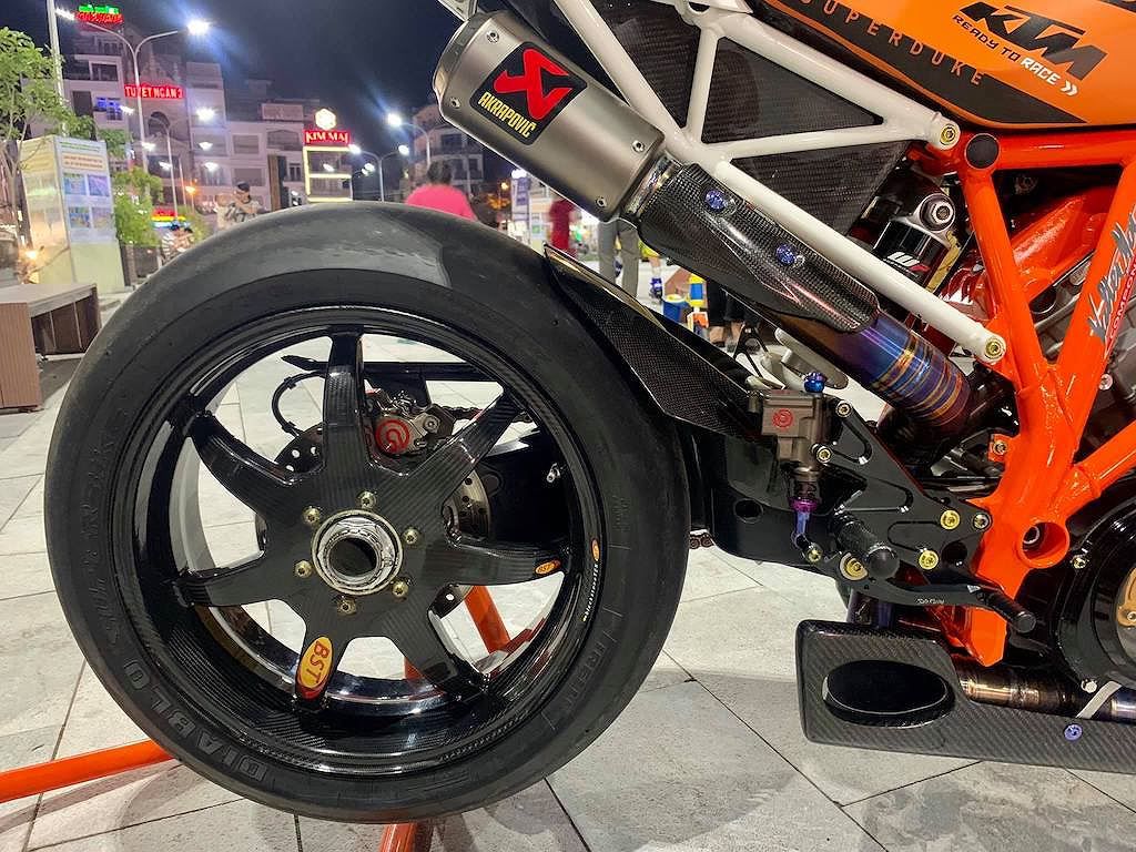 Soi “hàng hiếm” KTM 1290 Super Duke R đầy dữ dằn với bản độ của biker Việt ảnh 6