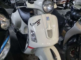 Vespa GTS 125ie trắng