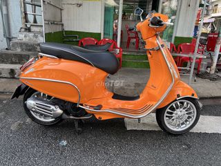 Xe Vespa srint 125 màu cam 2018 nhà đi nên rất kỷ.