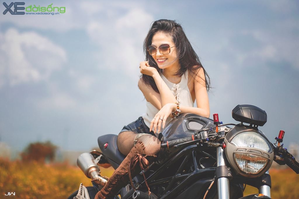 Kiều nữ Việt cuốn hút bên Ducati Monster 795 độ “full-carbon” ảnh 13