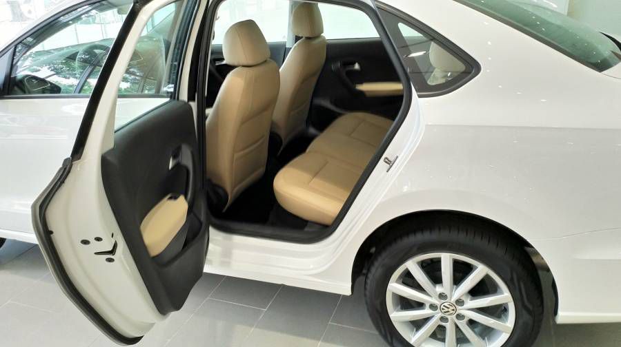 Ban Xe Volkswagen Polo Sedan nhap khau chinh hang moi, giam tien + ho tro vay 90%. Goi ngay: 0933 365 188