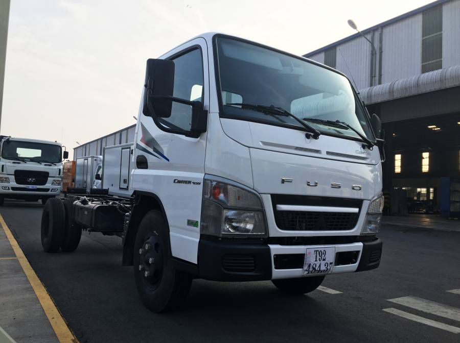 Xe tai MITSUBISHI 1.9 tan - 2019 | Thung Kin | Ho tro tra gop