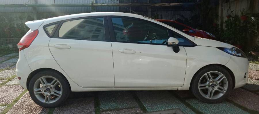 Can ban Ford Fiesta S 1.6AT 2013, mau trang, da di 59,397 km. 375tr (co thoa thuan)