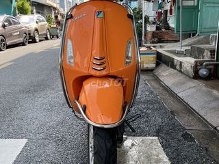 Xe Vespa srint 125 màu cam 2018 nhà đi nên rất kỷ.