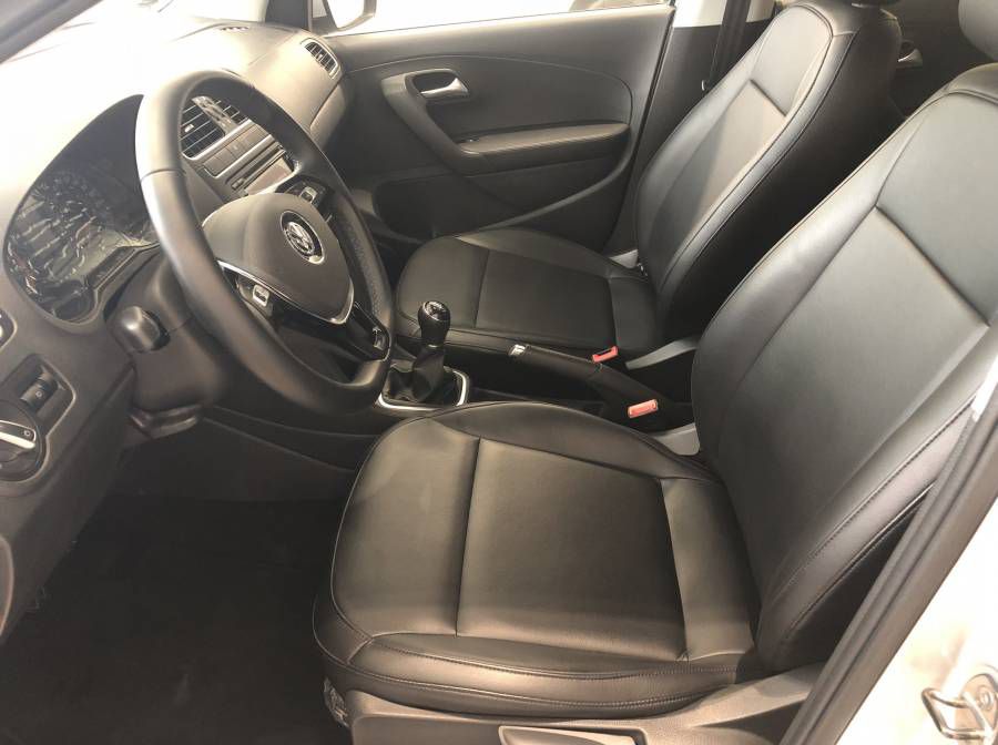 Ban Volkswagen Polo Hatchback 1.6 AT - 6 Cap So - Xe Nhap Khau Chinh Hang