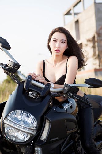 Ngam chan dai tha dang ben “ga co bap” Ducati Diavel-Hinh-3