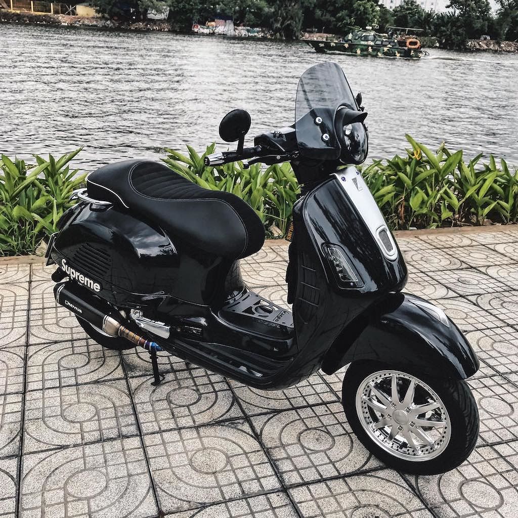 Rơi vào tay biker Việt, Vespa GTS 300 thêm đẳng cấp với loạt đồ chơi “hàng hiệu“ ảnh 1
