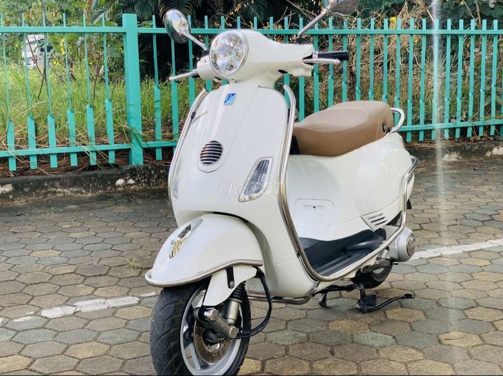 Gia đình cần bán xe vespa trắng biển hà nội