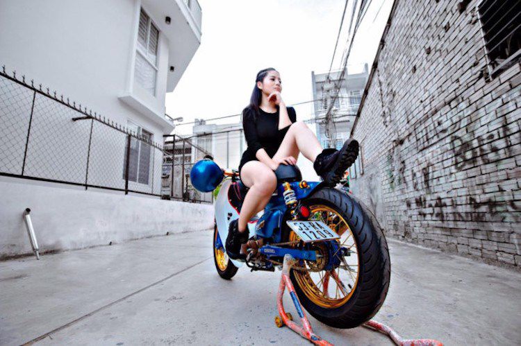 Hot girl Viet do dang "sieu sexy" ben Honda Super Cub-Hinh-6