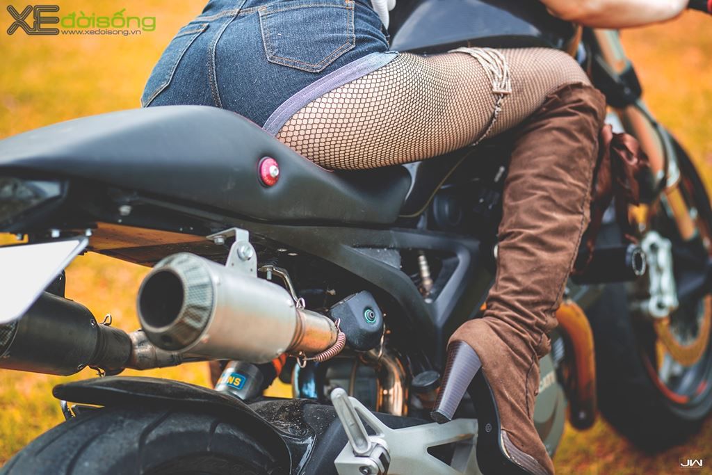 Kiều nữ Việt cuốn hút bên Ducati Monster 795 độ “full-carbon” ảnh 5