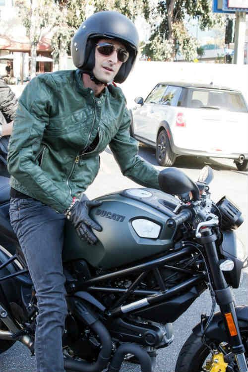 Soi “con quỷ” Ducati Monster của tài tử Adrien Brody - 3