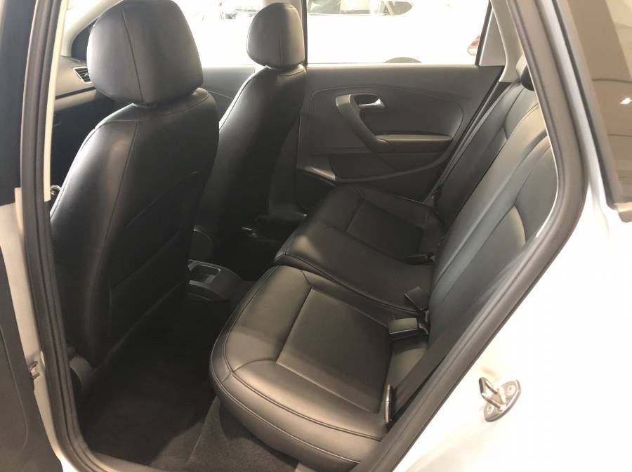 Ban Volkswagen Polo Hatchback 1.6 AT - 6 Cap So - Xe Nhap Khau Chinh Hang